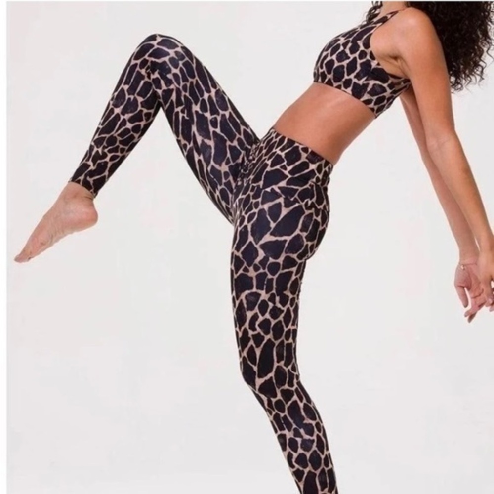 Onzie Chic medium support yoga leggings  in black giraffe xs